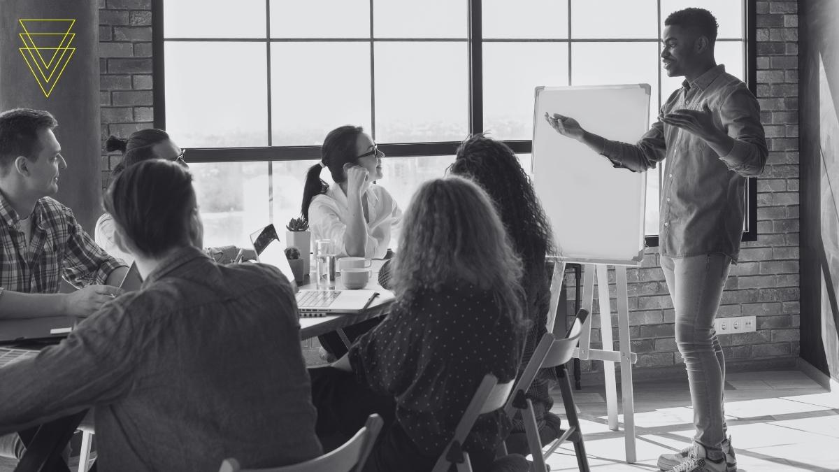 Desenvolver marketing pessoal e habilidades de persuasão é essencial.